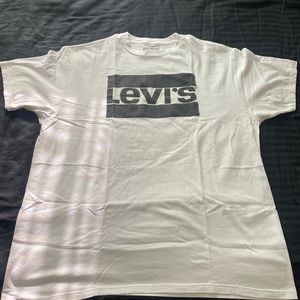 Levi’s t shirt